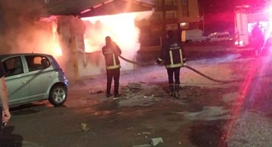 Otopark kulübesi alev alev yandı: 4 araç hasar gördü