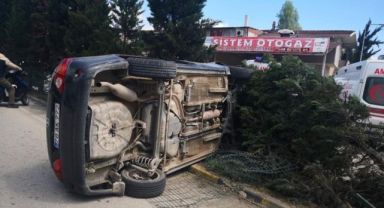 Refüjdeki ağaca çarpan otomobil devrildi: 2 yaralı