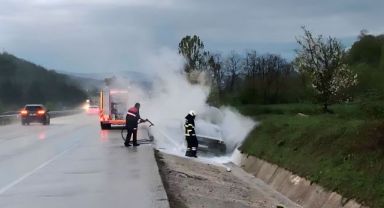 Seyir halindeki otomobilde yangın: 4 yaralı