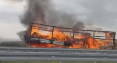 Seyir halindeki tırın dorsesinde yangın çıktı