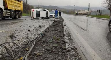 Sultangazi'de refüje çarpan otomobil, aydınlatma direğini devirip karşı şeride geçti: 2 yaralı