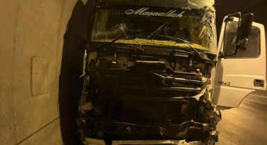 Tır şoförü, tünel duvarına çarptı