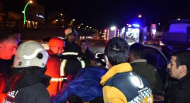 Tıra hafif ticari araç çarptı: 2'si ağır 4 yaralı