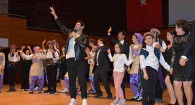 Ünlü şarkıcı Cem Belevi, otizmli çocuklar için şarkılarını söyledi