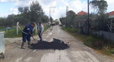 Urla’da asfalt onarım çalışmaları sürüyor