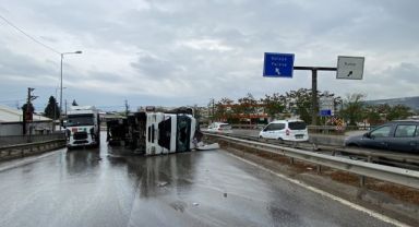 Virajda kontrolden çıkan tır devrildi, sürücü yaralandı