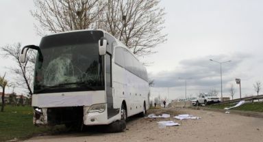 Yoldan çıkan yolcu otobüsündeki 17 kişi yaralandı