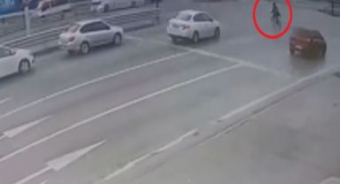 Yolun karşısına geçen bisikletli adama otomobil böyle çarptı