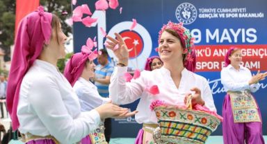 19 Mayıs Bergama'da törenle kutlandı