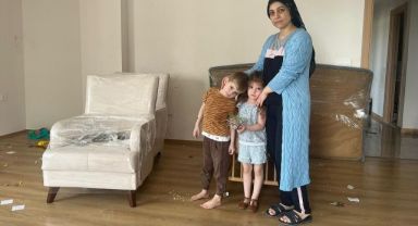 2 çocuklu kadını kapı dışarı etti