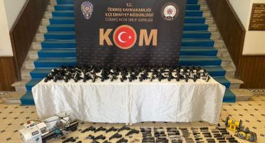 23 Yaşındaki silah taciri İzmir polisine yakalandı!