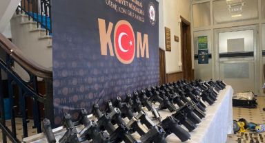 23 yaşındaki silah tacirini, İzmir polisi enseledi
