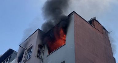 4 katlı binanın çatı katı alev alev yandı!