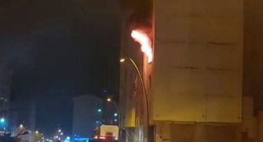 Ağır hasarlı binada yangın