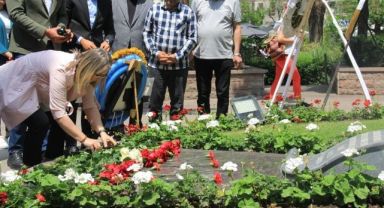 AK Partili Çankırı, Zübeyde Hanım’ın mezarını ziyaret edip anneler günün kutladı