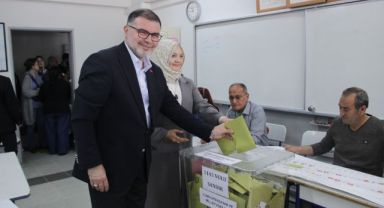 AK Partili Saygılı annesinin elini öpüp, oyunu kullandı