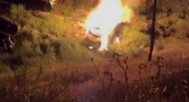 Alev topuna dönen araçtaki 1 kişi yanarak hayatını kaybetti