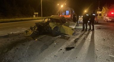 Alkollü ve ehliyetsiz sürücü yol kenarında duran tıra çarptı: 3 yaralı