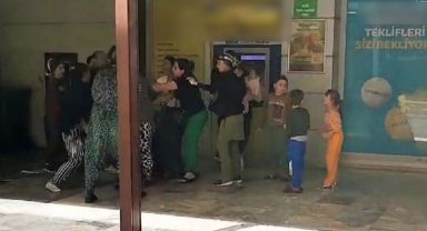 ATM'de sıra bekleyen kadınlar yumruklu kavgaya tutuştu