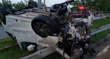 Bariyere çarpan takla attı: 1'i ağır 2 yaralı