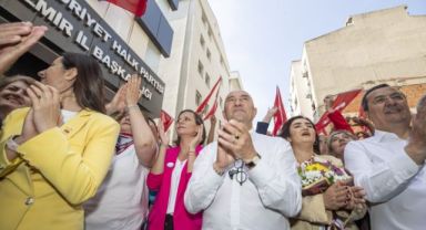 Başkan Soyer seçim öncesi İzmirlilerle demokrasi için yürüdü