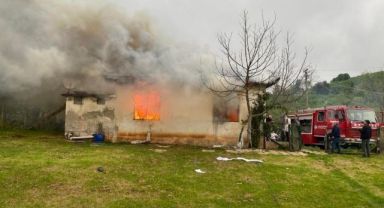 Benzin dökerek evi yaktı, yaşlı kadın kendini zor dışarı attı
