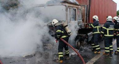 Beyaz eşya yüklü tır alev alev yandı