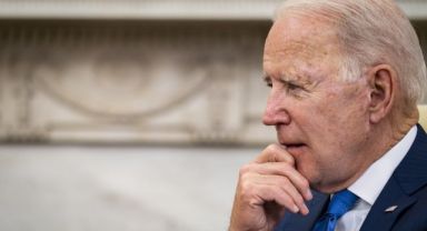 Biden konuşma yaptığı sırada yere yığıldı