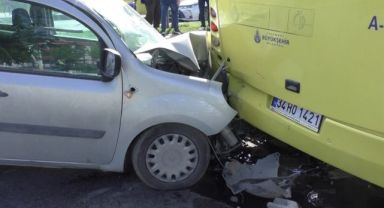 Bir araç, durakta yolcu alan İETT otobüsüne çarptı: 1'i ağır 3 yaralı