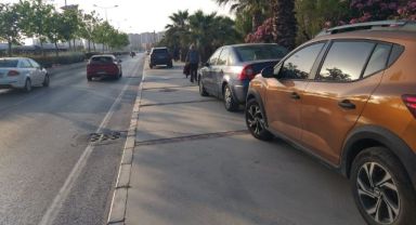 Bostanlı'da şaşırtan park! Yaya yolu mu park yolu mu?