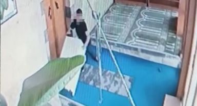 Camiden çalmak istediği yardım kasasının altında kaldı