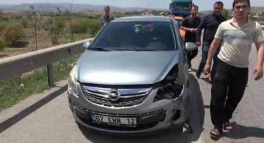 Cenazeye giden ailenin bulunduğu otomobil tır ile çarpıştı: 3 yaralı