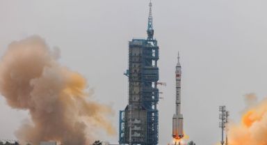 Çin, uzaya ilk sivil astronotu gönderdi