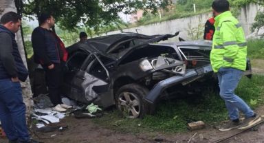 Direksiyon hakimiyetini kaybetti, evin bahçesine uçtu