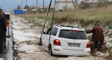 Dolu yağışından dolayı kayan otomobil su kanalına düştü