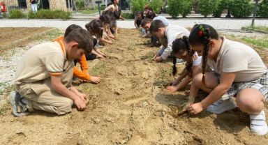 Efes Selçuklu çocuklar fideleri toprakla buluşturuyor