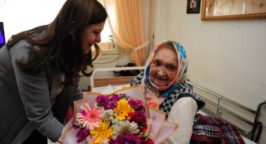Fatma Çalkaya'dan annelere ziyaret