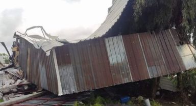 Fırtına ve hortum biri tır iki aracı devirdi, çatıları uçurup seraları parçaladı