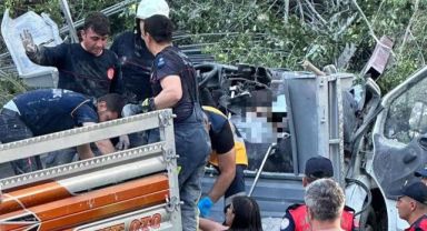 Freni boşalan kamyonet devrildi: 2 ölü, 1 yaralı