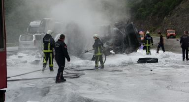 Freni boşalan kimyasal yüklü tır alev alev yandı, faciadan dönüldü