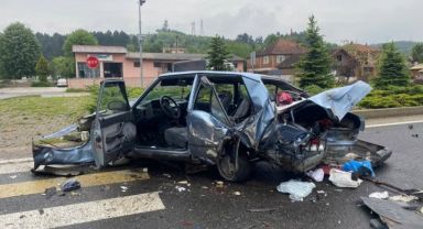 İki aracın karıştığı kazada otomobil hurda yığınına döndü; 3 yaralı