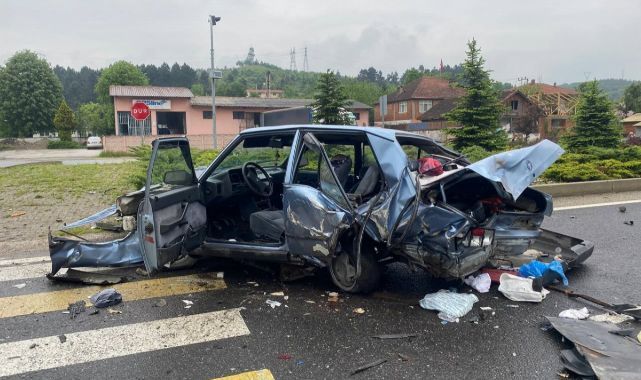 İki aracın karıştığı kazada otomobil hurda yığınına döndü; 3 yaralı