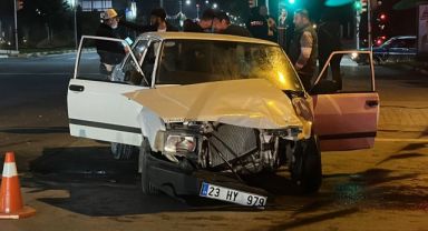 iki otomobil çarpıştı: 1'i ağır 3 yaralı