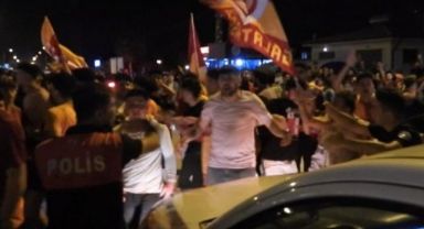 İlaçlama aracıyla şampiyonluk kutlaması yapan taraftarların arasına daldı