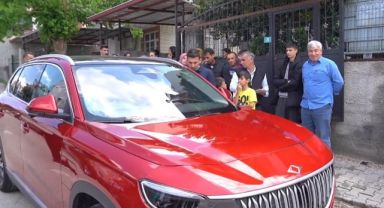 İlk şanslılara Togg'ları tırla evlerine kadar götürülüp teslim edildi