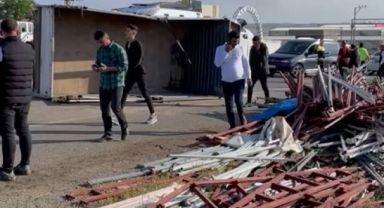 İnşaat malzemesi yüklü kamyon devrildi: 4 yaralı