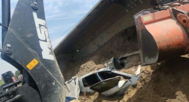 İzmir'de feci kaza: Kum yüklü kamyon, otomobilin üzerine devrildi