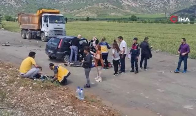 İzmir'de iki otomobil kafa kafaya çarpıştı: 6 yaralı