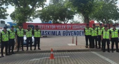 İzmir'de jandarma 300 reflektif yelek dağıttı
