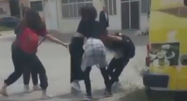 İzmir'de kız öğrenciler birbirine girdi, meydan ringe döndü